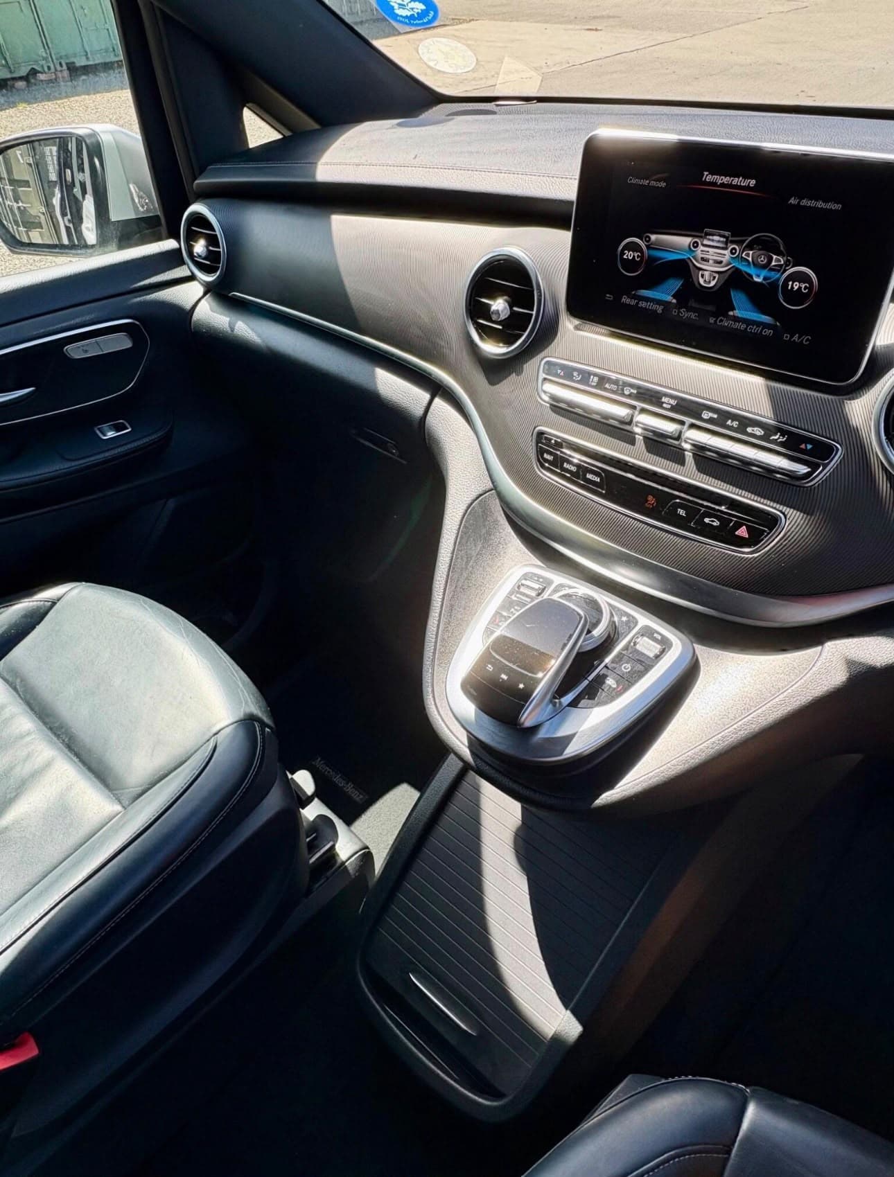 Front passenger cabin, dashboard trim and centre console